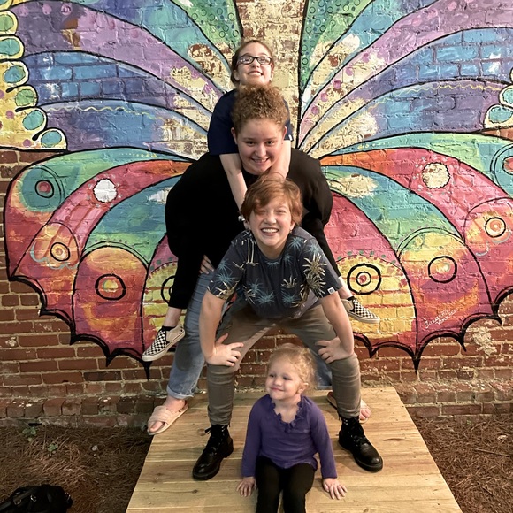 Meet your Posher, Leanne - Picture 1 of 4